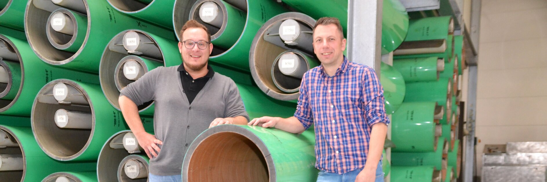 Nico Jasper and Bjoern Vorlop in front of tesa® Twinlock sleeve