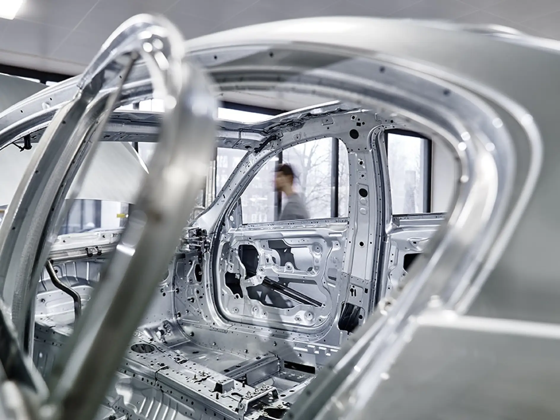 Offerta di soluzioni adesive per coprire i fori delle carrozzerie durante il processo produttivo delle automobili