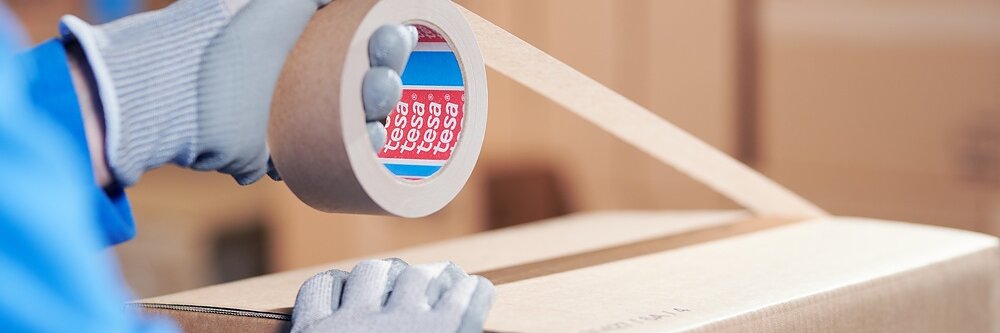 Sigillatura delle scatole con tesa® 4713 Camoscio