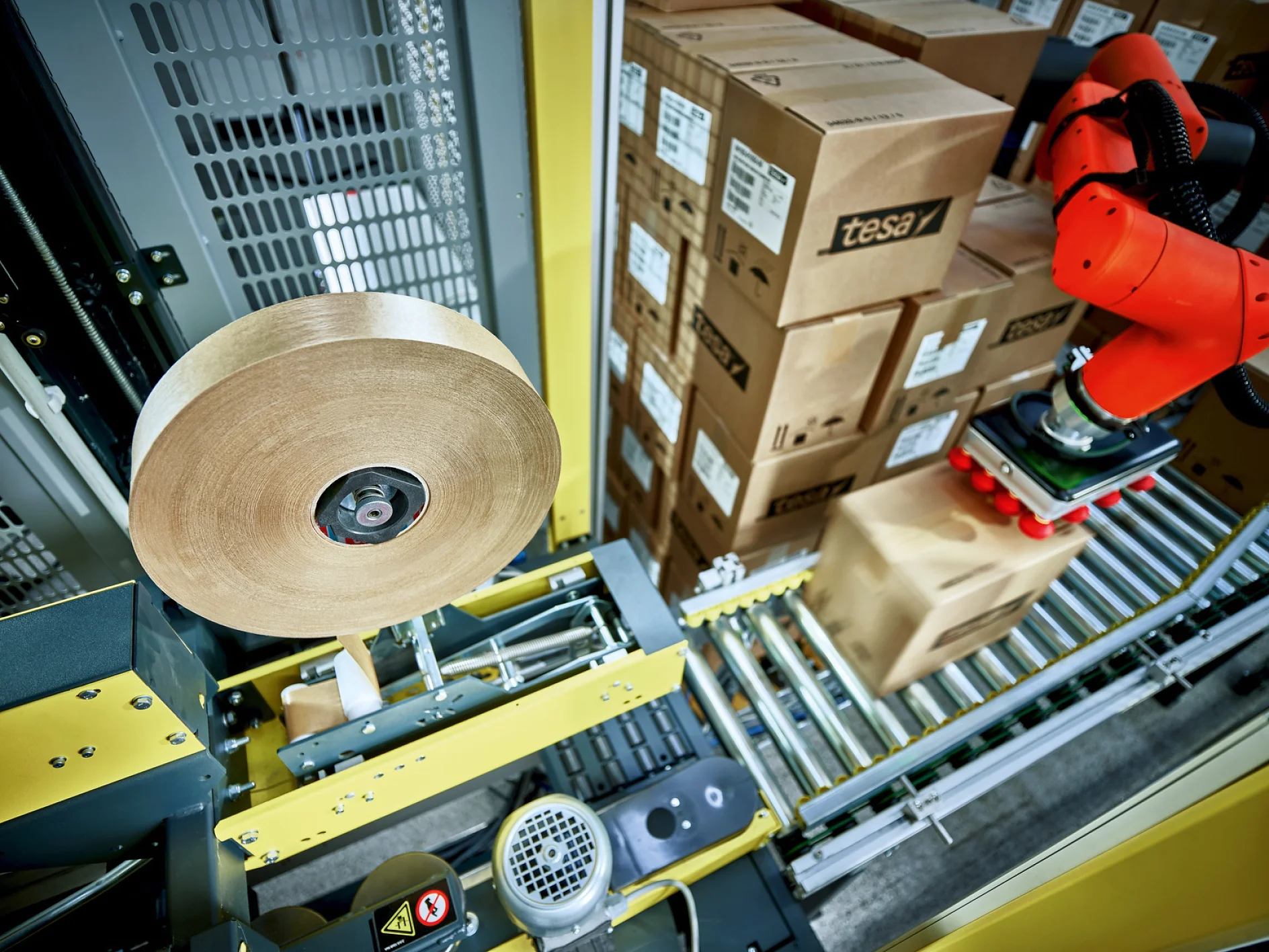 60408-bio-based-paper-packaging-tape Il nastro è adatto sia ai distributori manuali che a quelli automatici ed è ampiamente silenzioso durante l'uso.