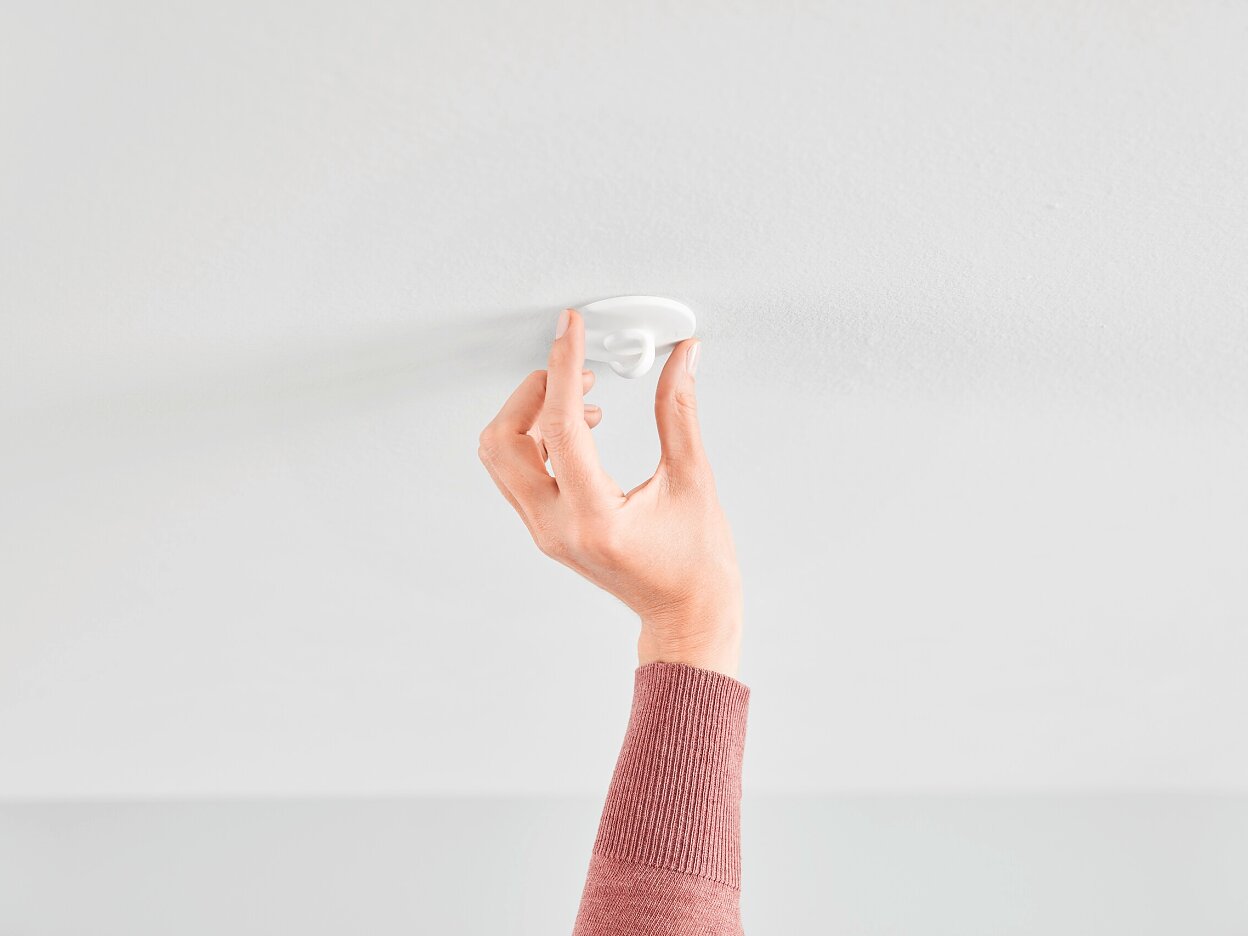 [en-en] tesa SMS ceiling hook up to 0.5kg, step 4 of 7