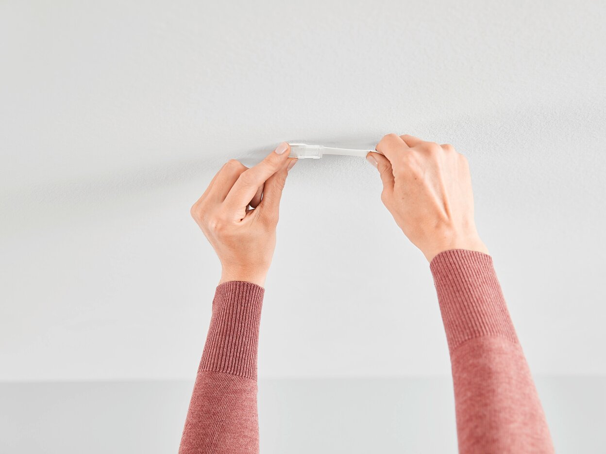 [en-en] tesa SMS ceiling hook up to 0.5kg, step 7 of 7