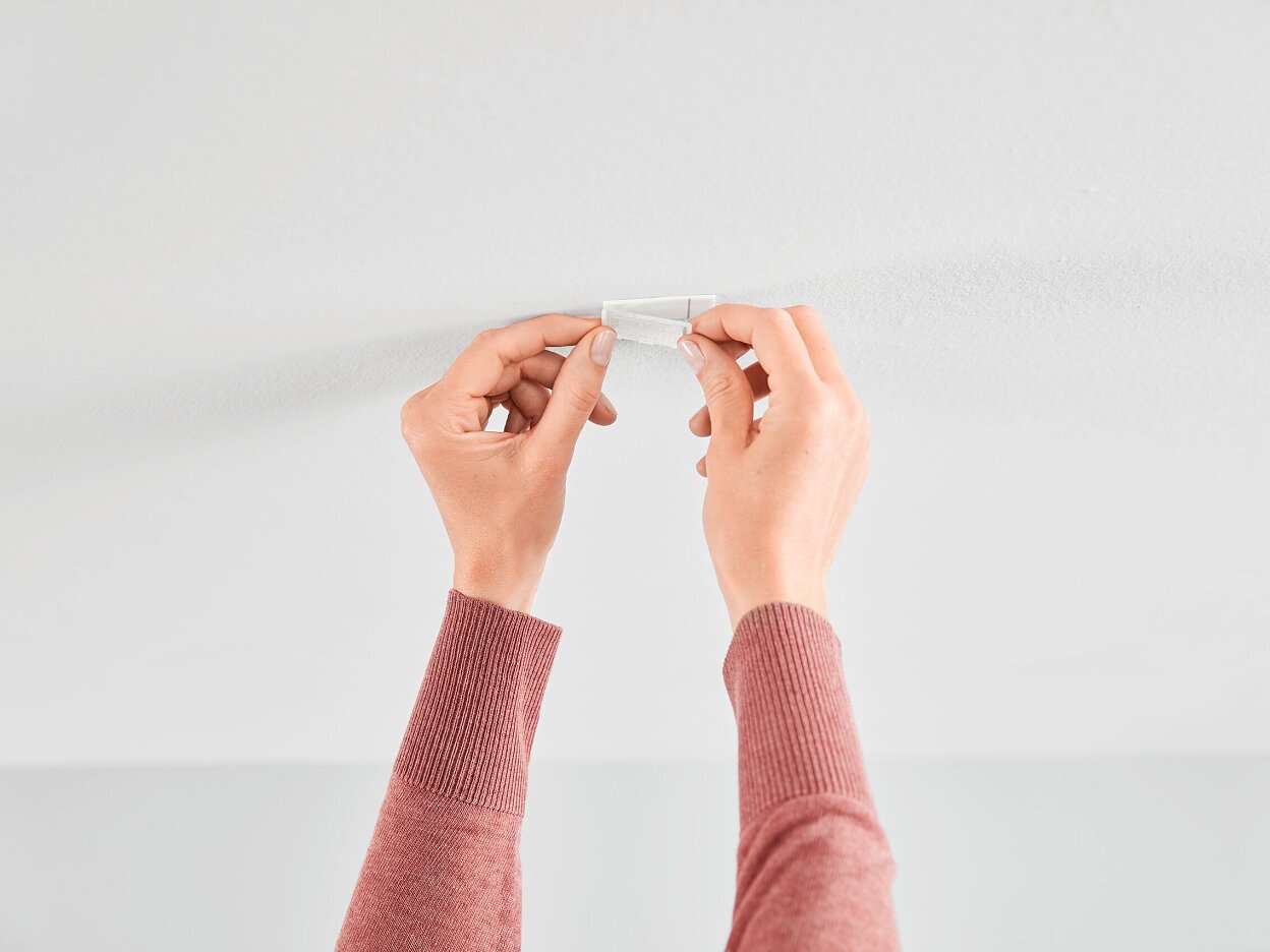 [en-en] tesa SMS ceiling hook up to 0.5kg, step 3 of 7