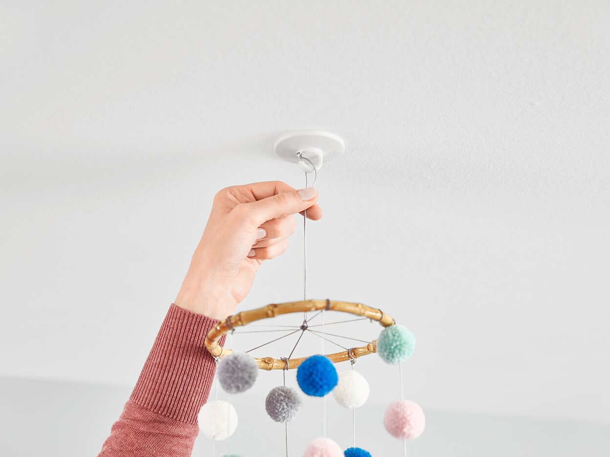 [en-en] tesa SMS ceiling hook up to 0.5kg, step 5 of 7
