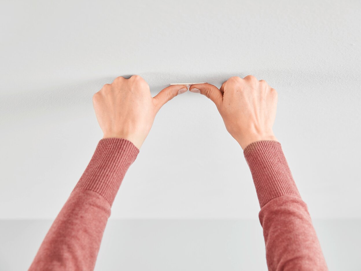 [en-en] tesa SMS ceiling hook up to 0.5kg, step 2 of 7