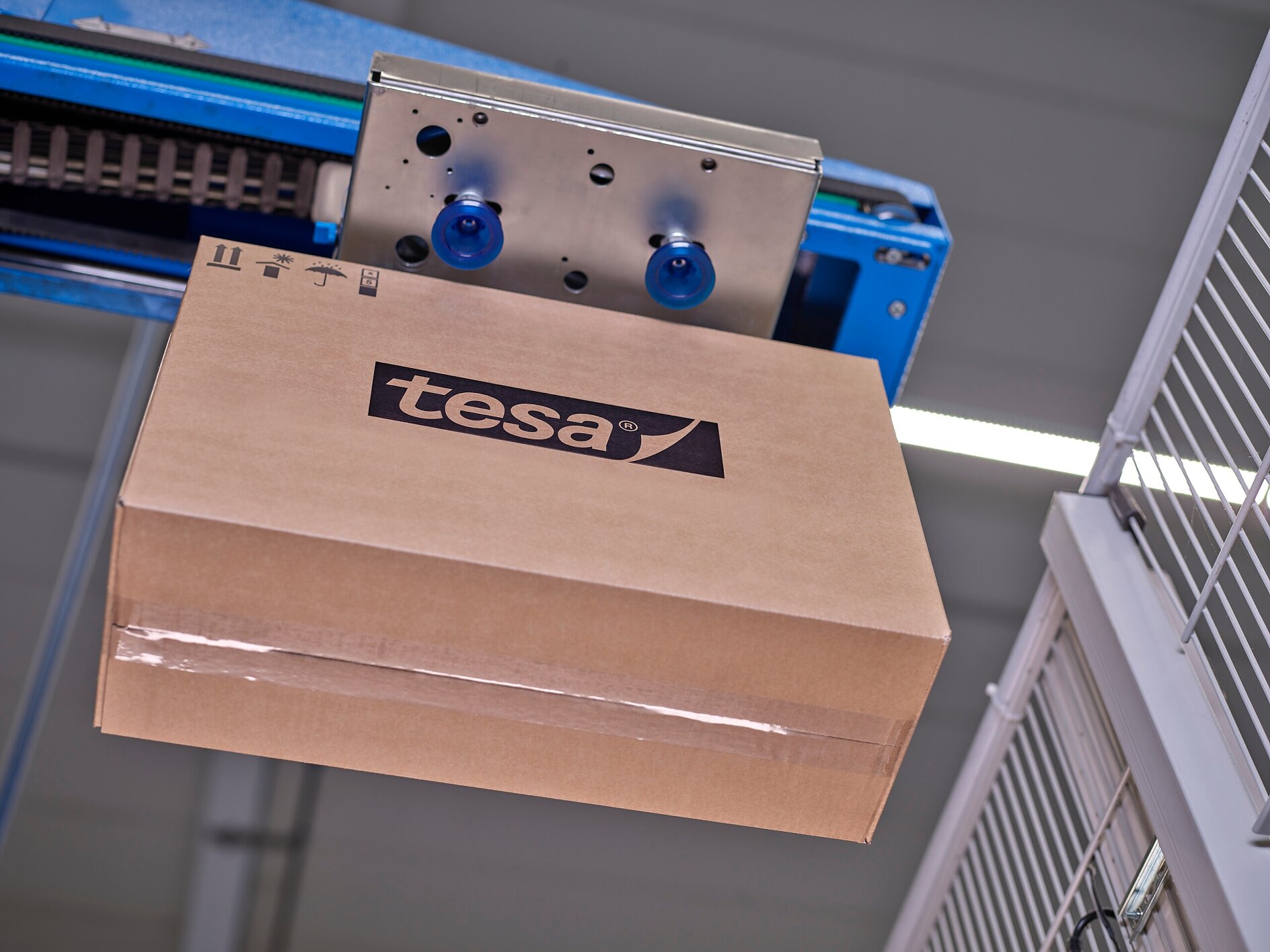 Nastro Da Imballaggio Sostenibile Tesa 60418 - 85% PET Riciclato, 132m X 50mm, Sigillatura Fino A 35kg | Per Pacchi E Traslochi