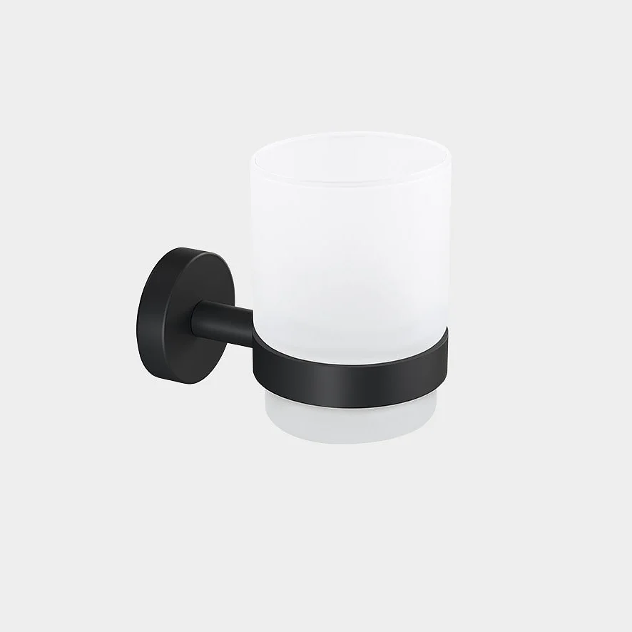 Una coppa di vetro smerigliato è sostenuta da una staffa di metallo nero, montata a parete. La staffa ha una base rotonda e un supporto cilindrico che sostiene la tazza. La tazza è vuota e lo sfondo è bianco. (This text has been generated by AI)