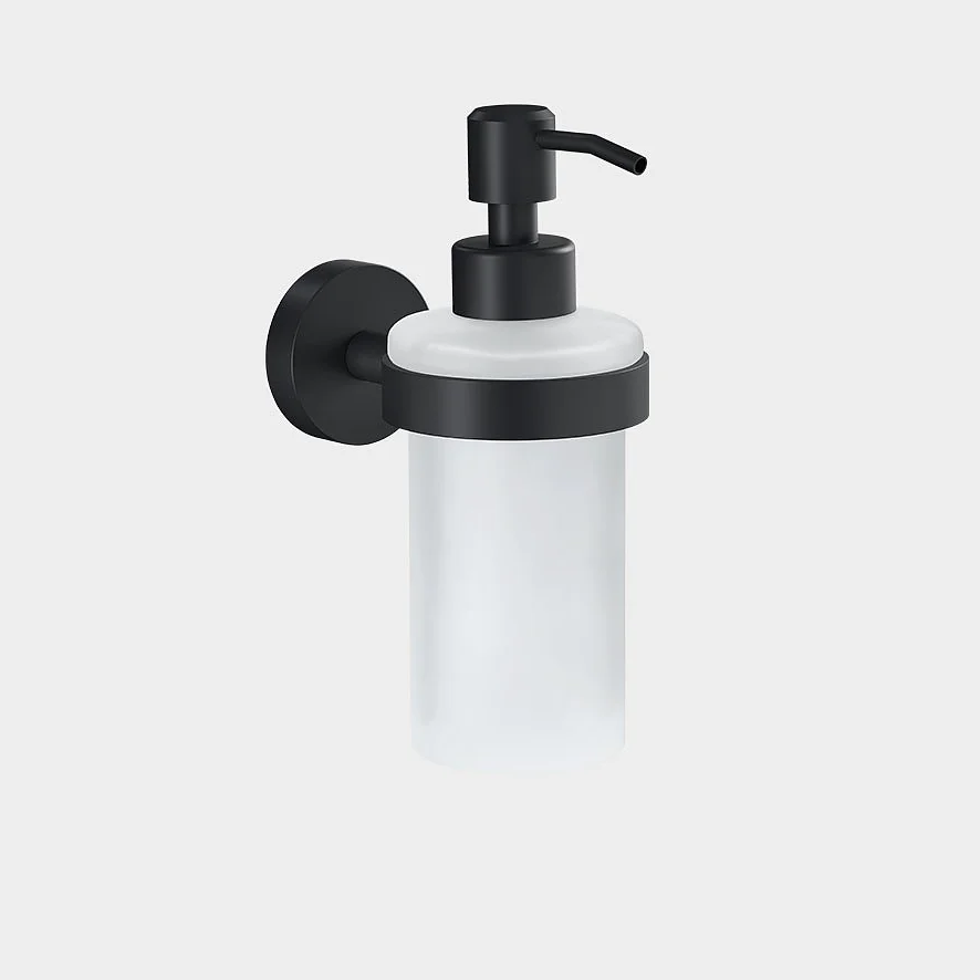 Distributore di sapone a parete con contenitore in vetro smerigliato e pompa e supporto in metallo nero. Il dispenser è fissato con nastro tesa su sfondo bianco. (This text has been generated by AI)