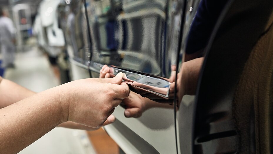自動車産業向けアタッチメントパーツの取り付け 自動車産業におけるテープの使用