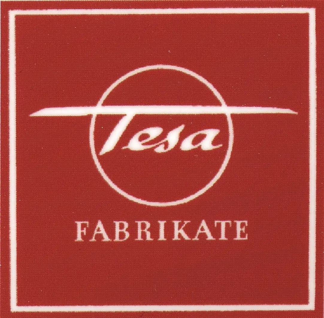 1941年、粘着テープの商品をすべて「tesa®」ブランドに統一。当時は真四角のブランドロゴを使用していました。