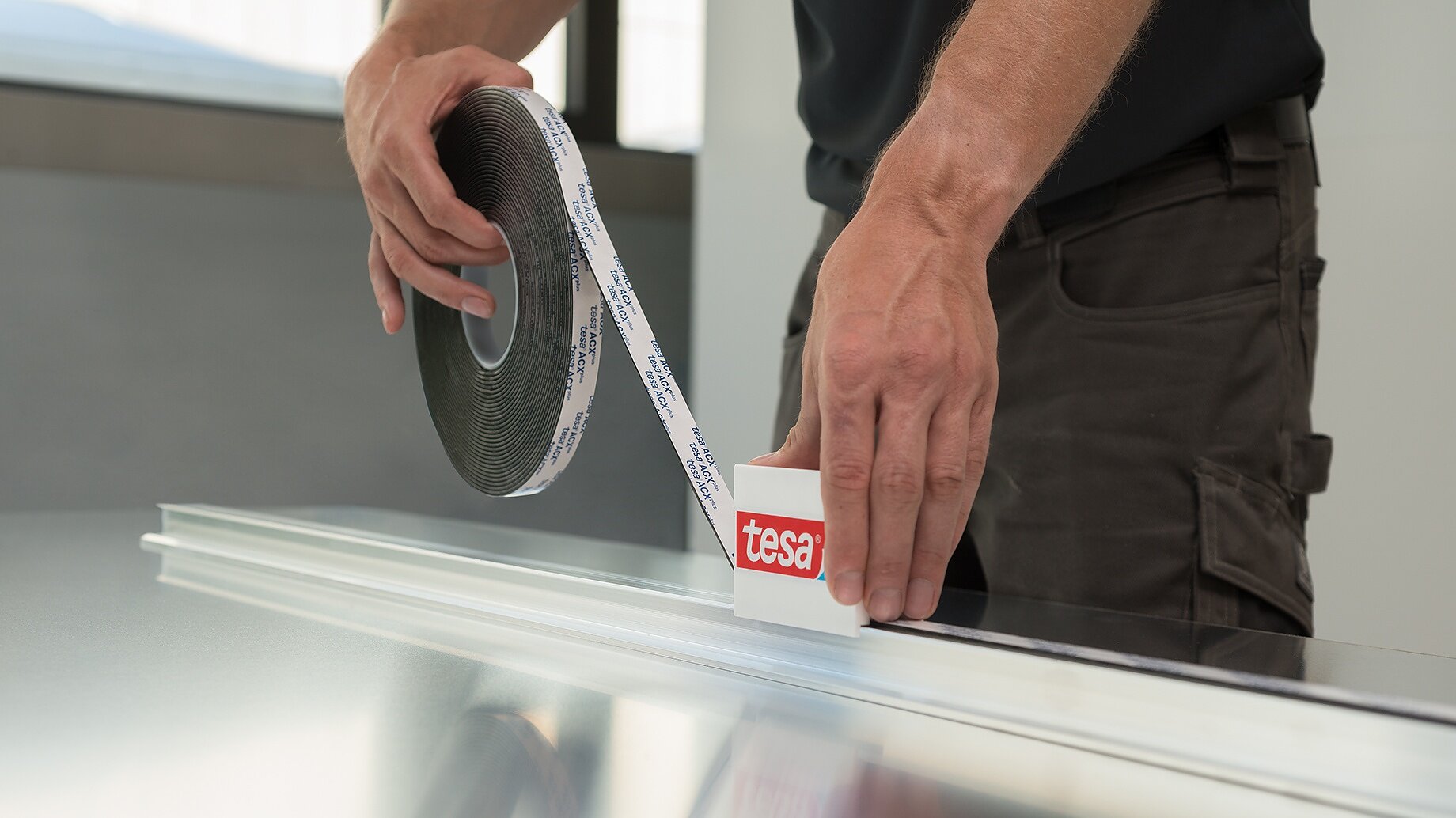 tesa® ACXplus製品を使用する様子 tesa® ACXplus製品を使用する様子