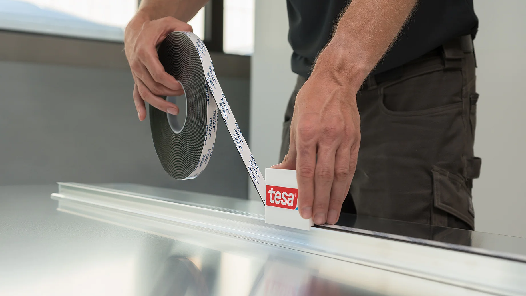 tesa® ACXplus製品を使用する様子 tesa® ACXplus製品を使用する様子