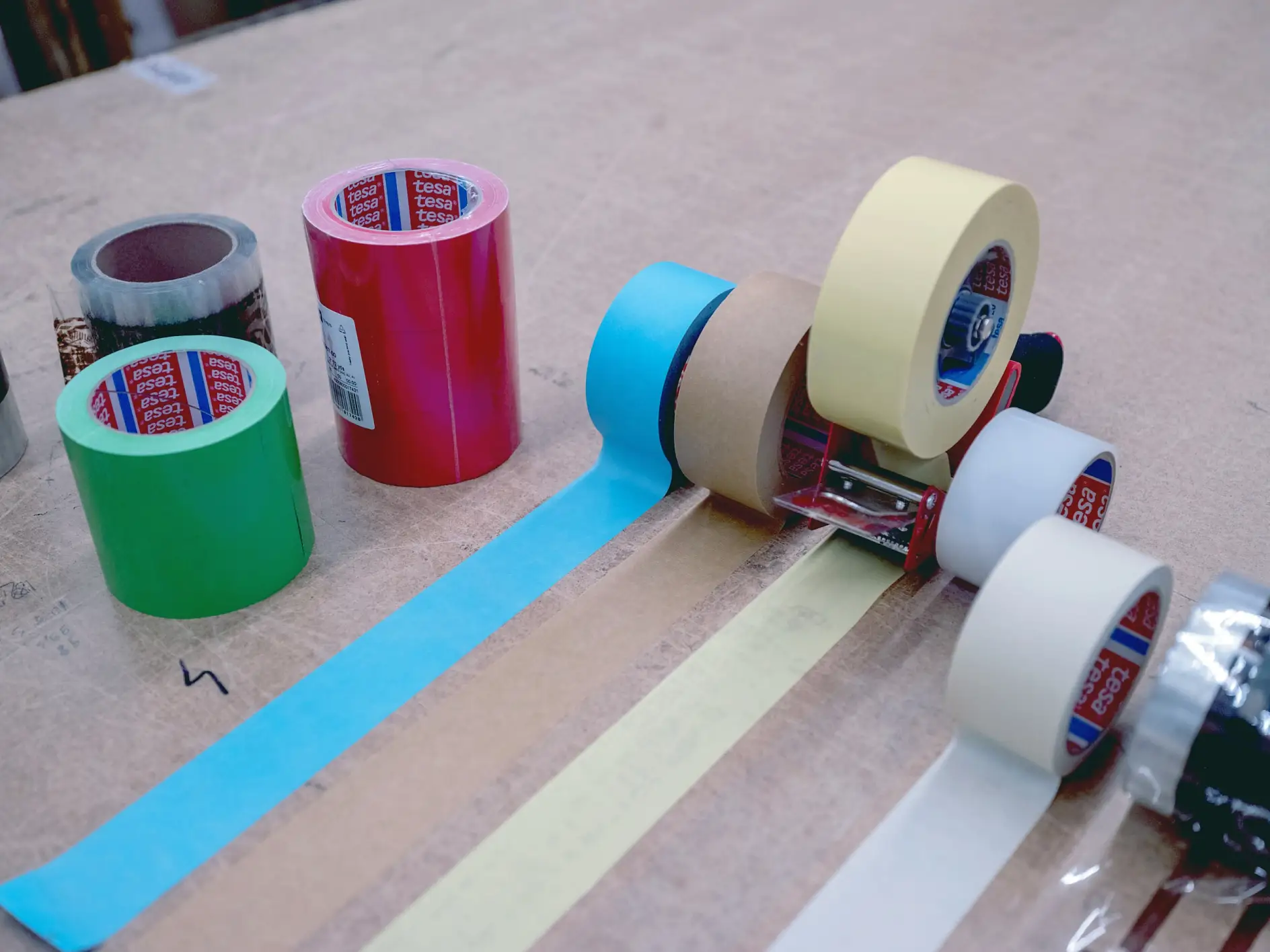 Khepri社の梱包のプロが使用しているテサの粘着テープ