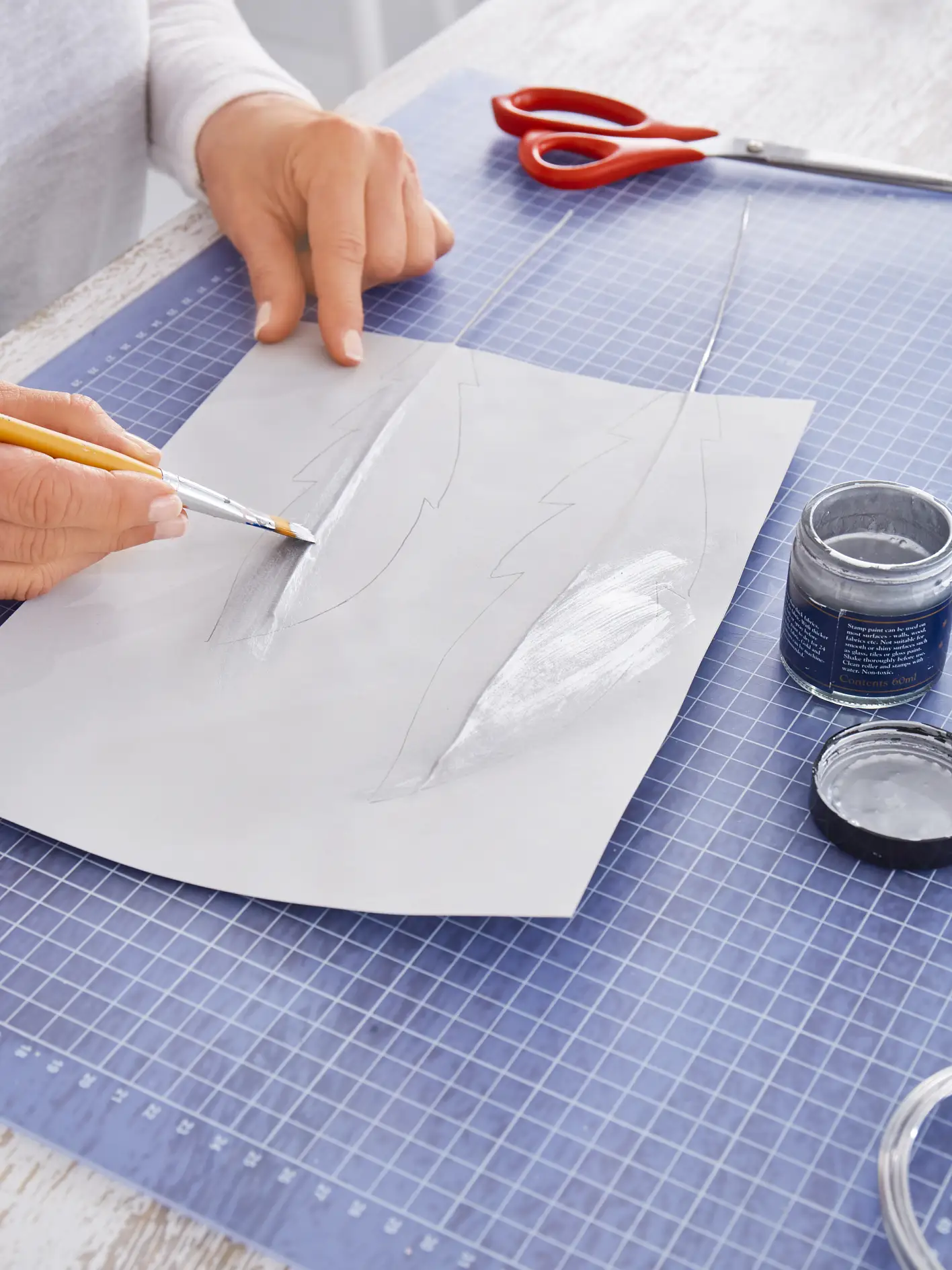 テサDIYレシピ：紙でつくるシルバーの羽飾り Step 6