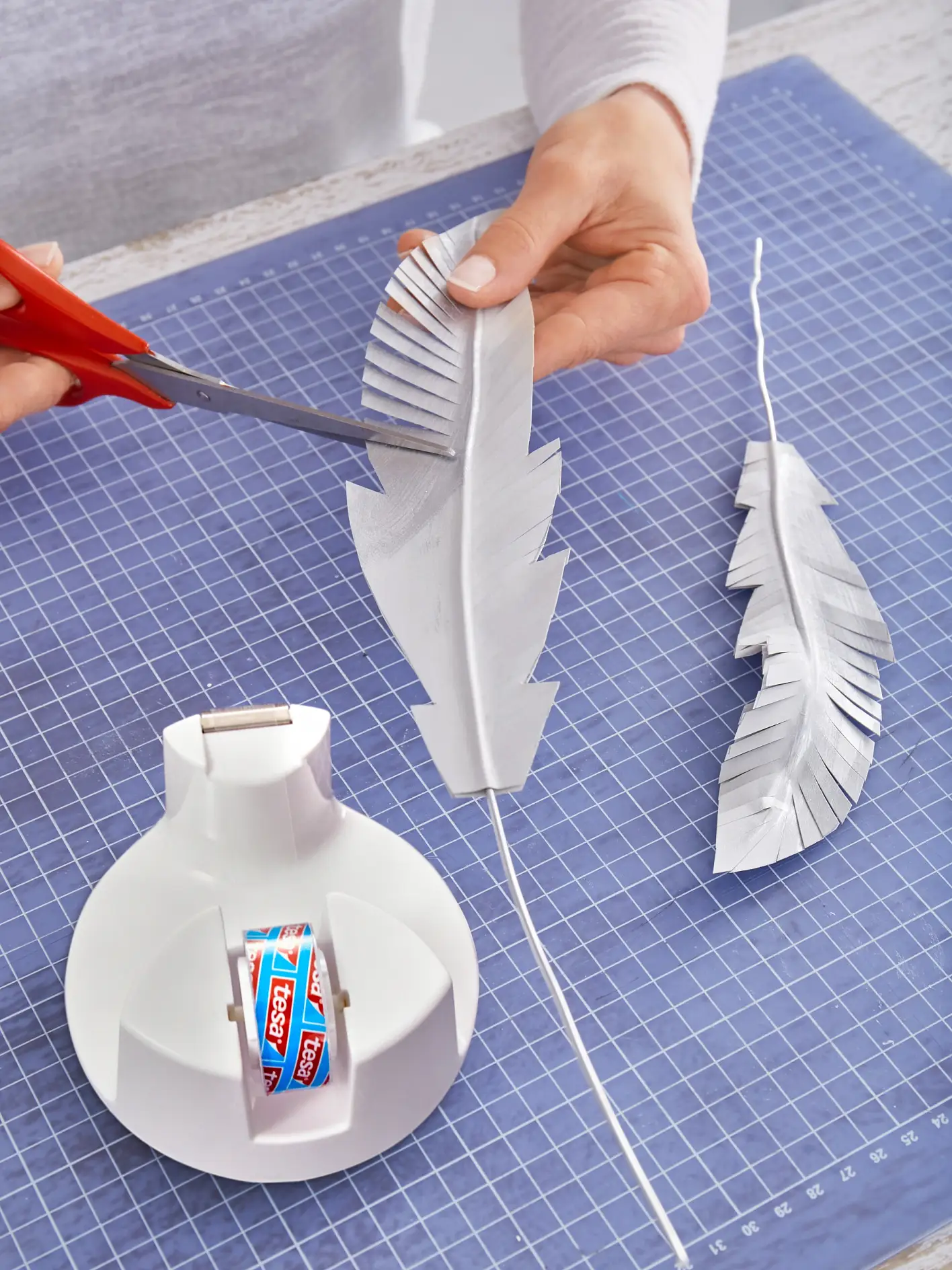 テサDIYレシピ：紙でつくるシルバーの羽飾り Step 8