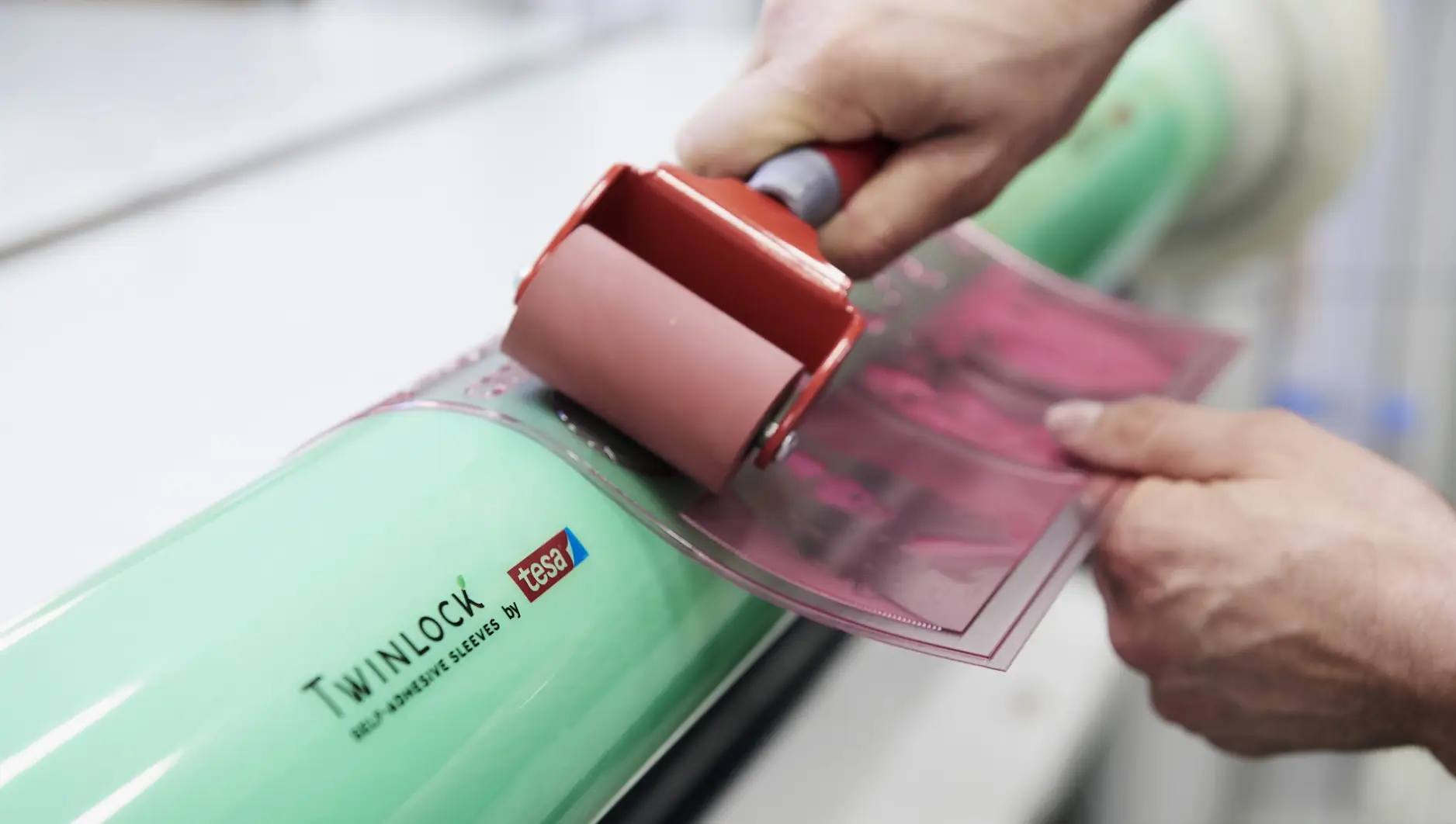 tesa® Twinlock：表面を適切に洗浄することで、くり返し使える粘着スリーブ（シリンダー）です。フレキソ印刷で使うクッションテープが進化した新しいコンセプトの製品です。