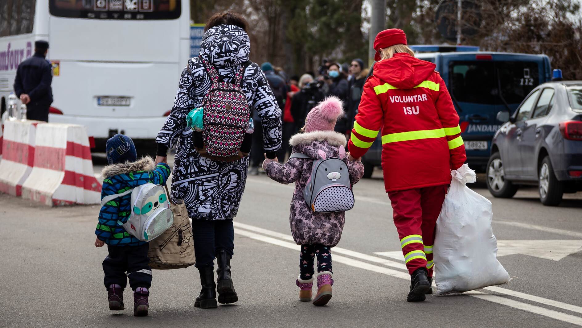 戦火から逃れるためウクライナの国境を超える人々