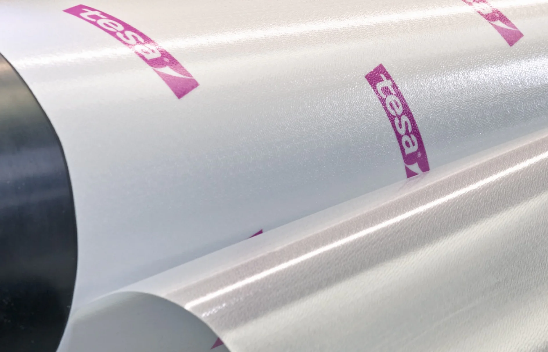 tesa® Softprint EA Classic mounted on sleeve peeling off liner