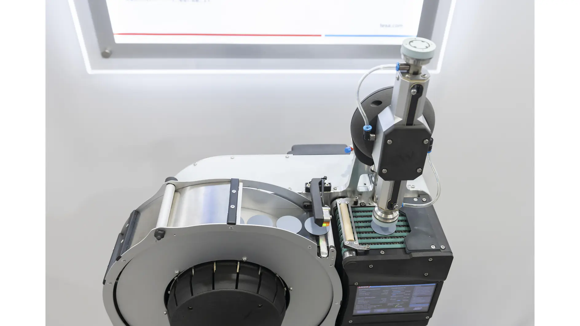 tesa® ProSeal 実機（アプリケーターヘッド）展示の様子