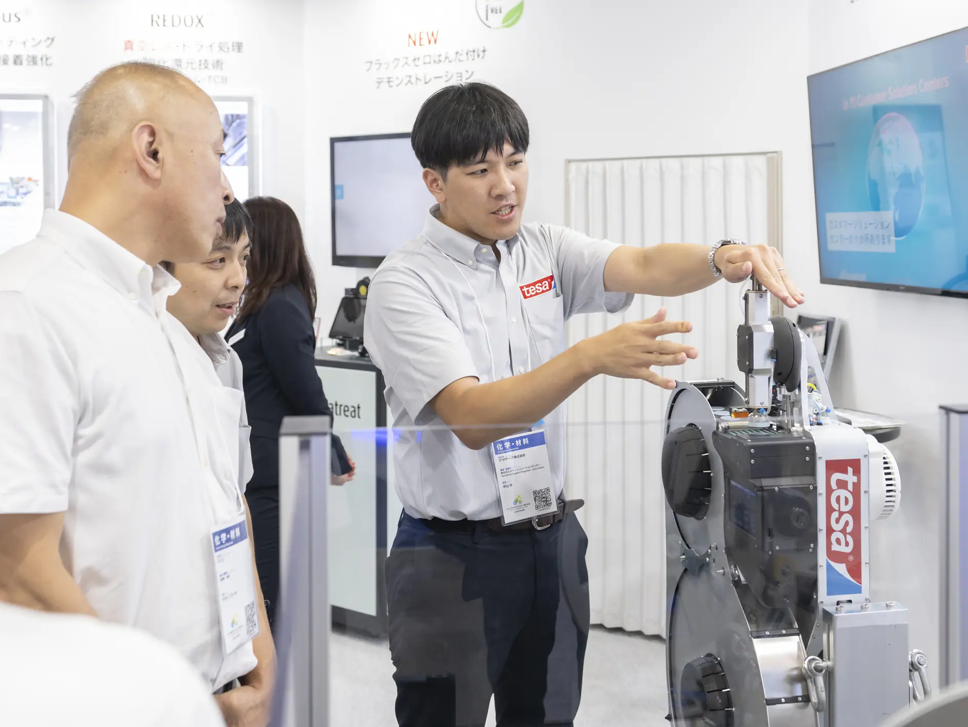 人とくるまのテクノロジー展2026横浜展で穴塞ぎシステムを説明する様子
