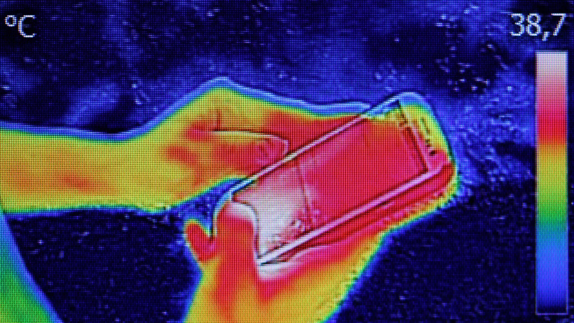 어린 소녀가 스마트폰이나 휴대폰을 사용했을 때의 열 방출을 보여주는 적외선 서모그래피 영상