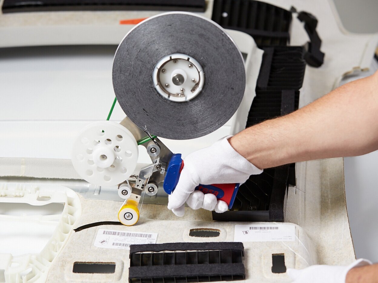 tesa-automotive-cable-mounting-application-web-image-001