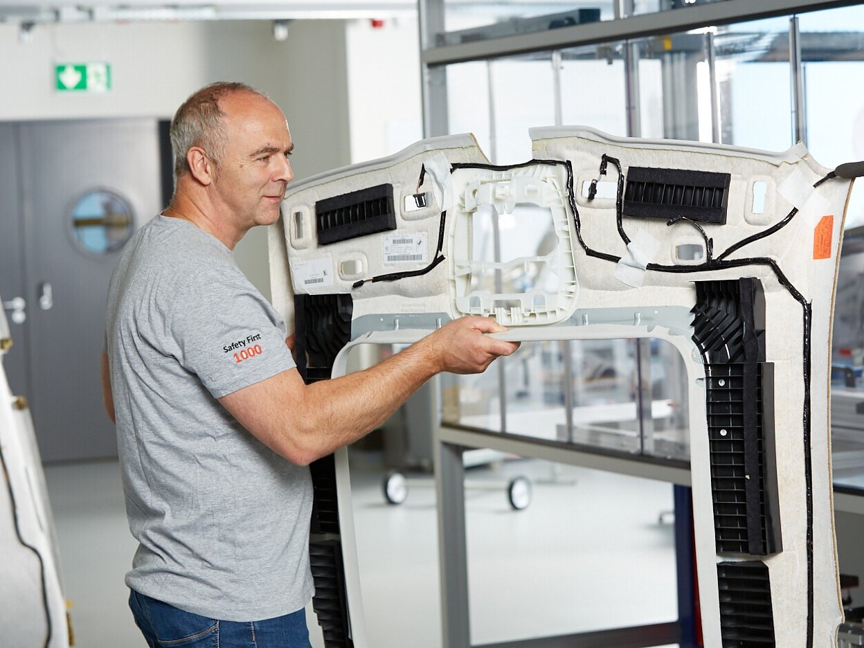 tesa-automotive-cable-mounting-keyvisual-dsss-web-image-001