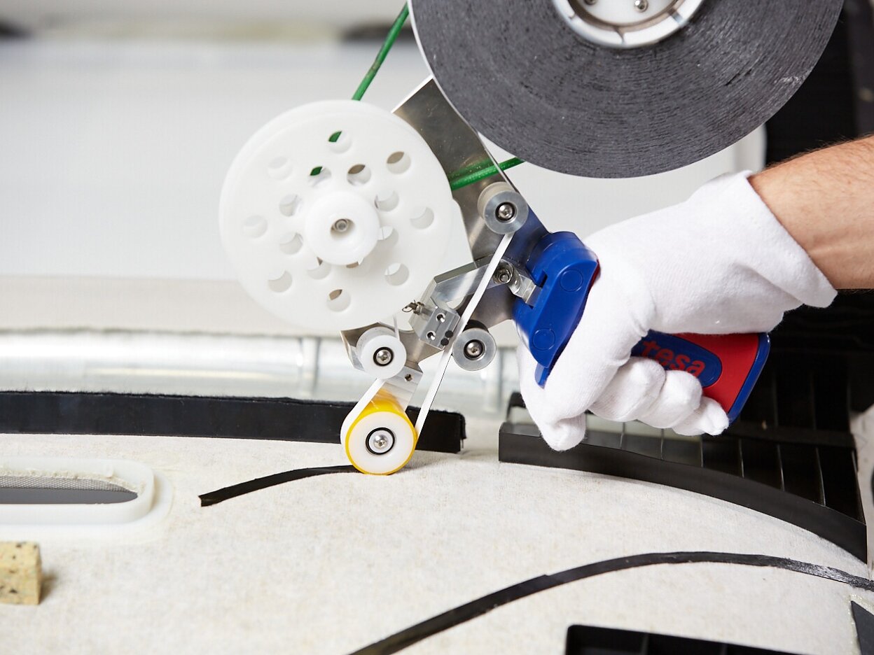 tesa-automotive-cable-mounting-application-web-image-004