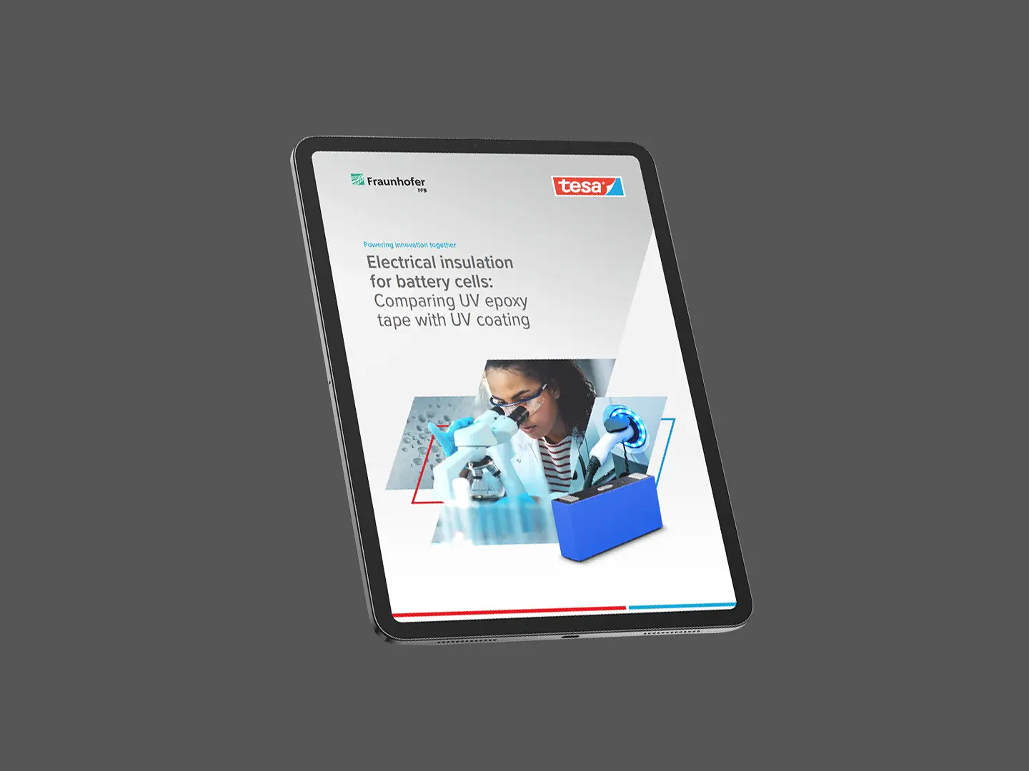 태블릿에 배터리 셀의 전기 절연이라는 제목의 문서가 표시됩니다: 안전 고글과 로봇 팔을 착용한 여성의 이미지와 프라운호퍼 및 테사 로고가 있는 UV 에폭시 테사 테이프와 UV 코팅을 비교하고 있습니다. (This text has been generated by AI)