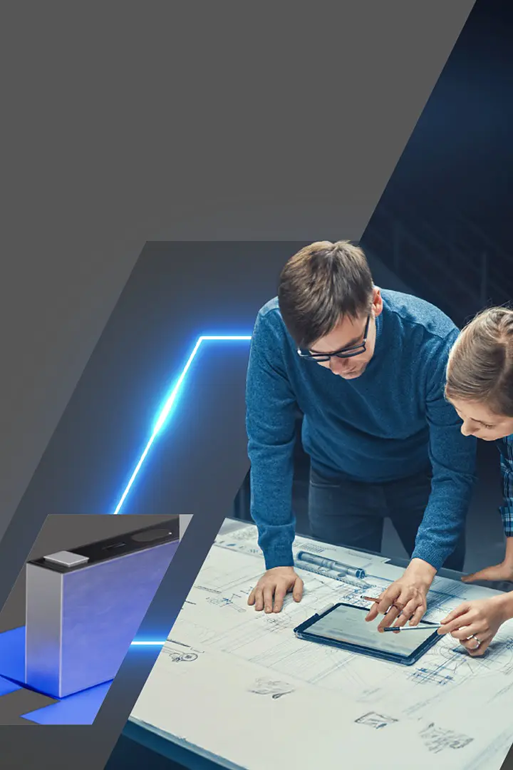 두 사람이 테이블에서 태블릿과 청사진에 대해 논의하고 있습니다. 근처에는 내부 부품과 테사 테이프가 있는 자동차가 기술 배경에 표시됩니다. (This text has been generated by AI)