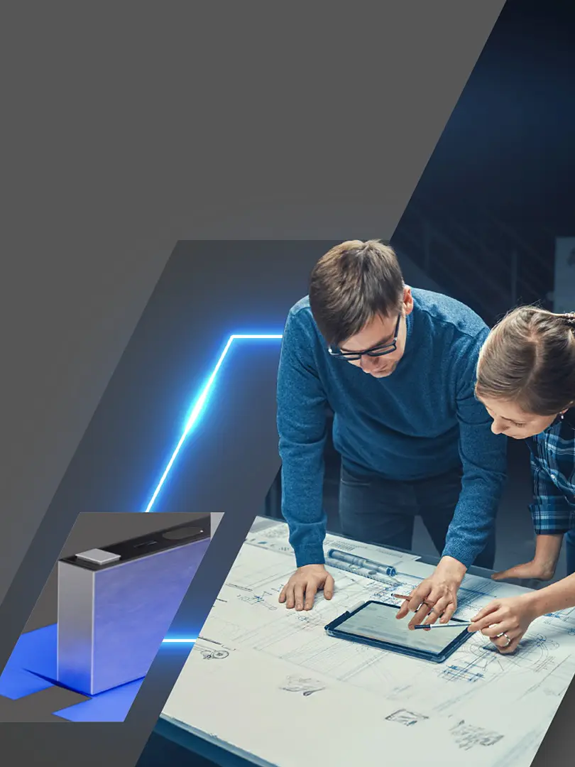 두 사람이 테이블에서 태블릿과 청사진에 대해 논의하고 있습니다. 근처에는 내부 부품과 테사 테이프가 있는 자동차가 기술 배경에 표시됩니다. (This text has been generated by AI)