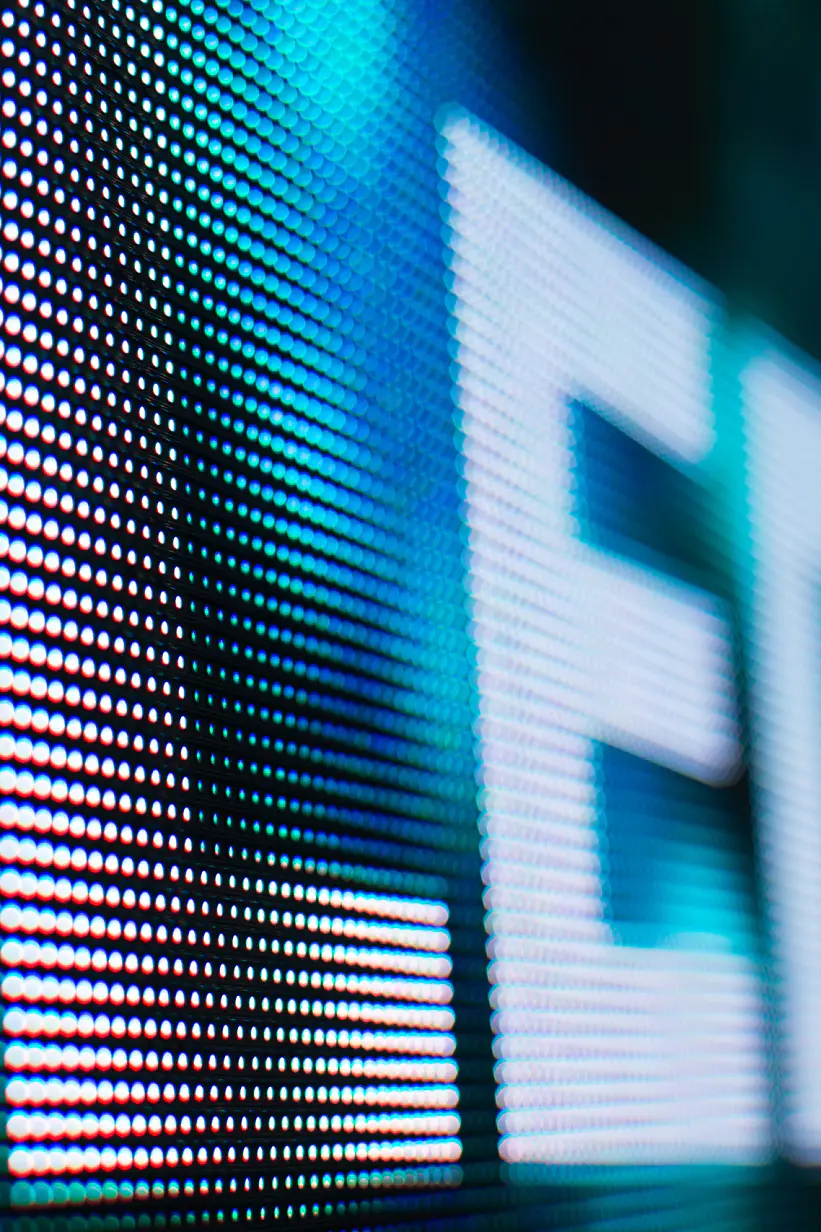 선명한 색상의 LED smd 스크린. LED 사인 - 클로즈업 텍스처 추상 배경.