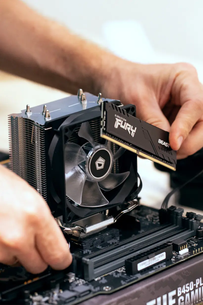 암호화폐 채굴용 전문 PC의 메인보드에 Fury Beast DDR4 랜덤 액세스 메모리 스틱을 설치하는 남성의 크롭 이미지. 러시아, 17.08.2021