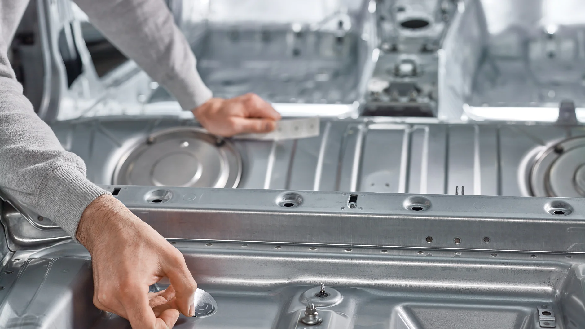 Skylių uždengimo medžiagos automobilių pramonei tesa® gaminiai automobilių pramonei: skylių uždengimas