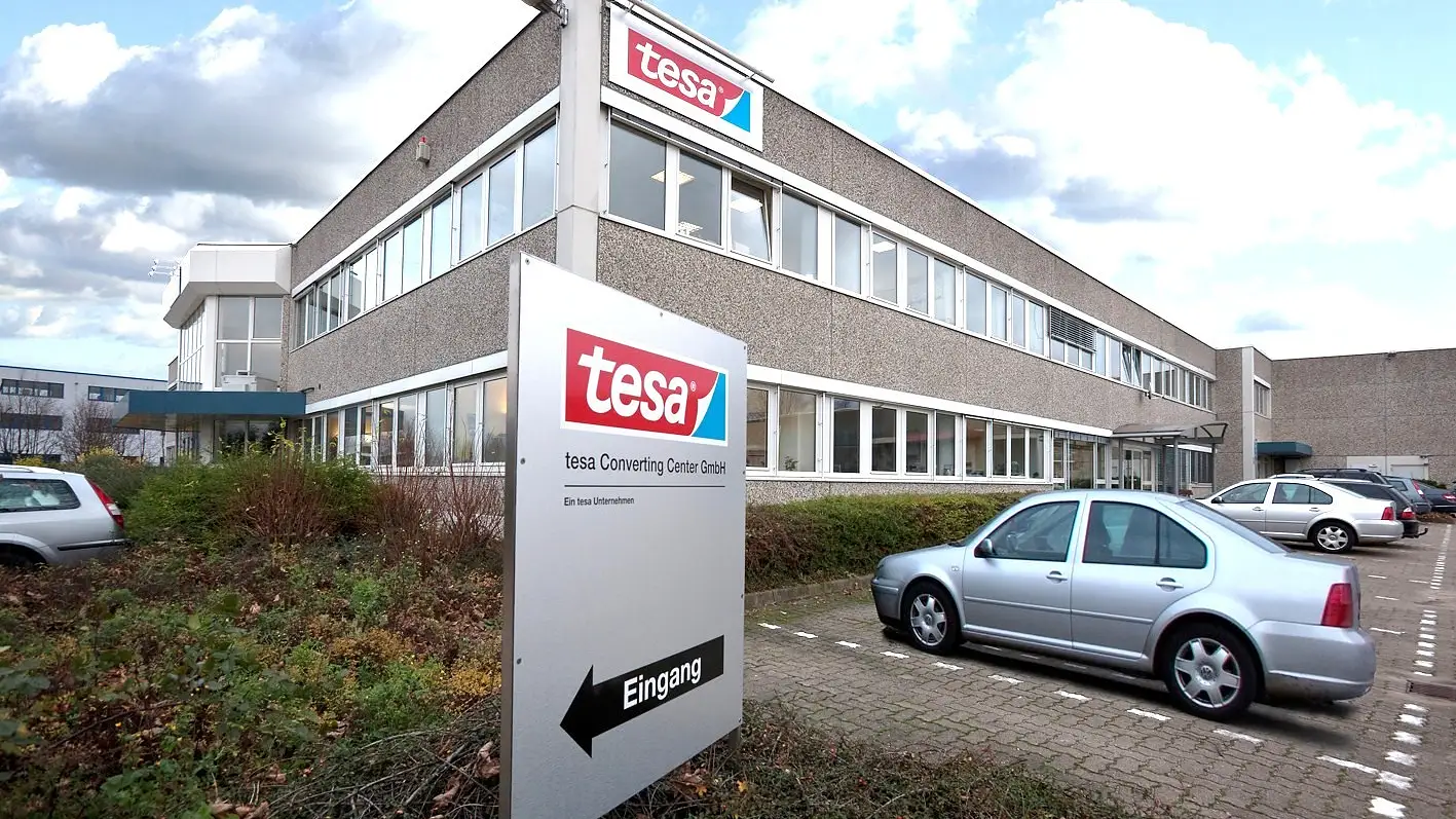 tesa Converting Center GmbH specializacija – savaiminio klijavimo tikslių štampavimo dalių, pagamintų iš lipniųjų juostų, gamyba
