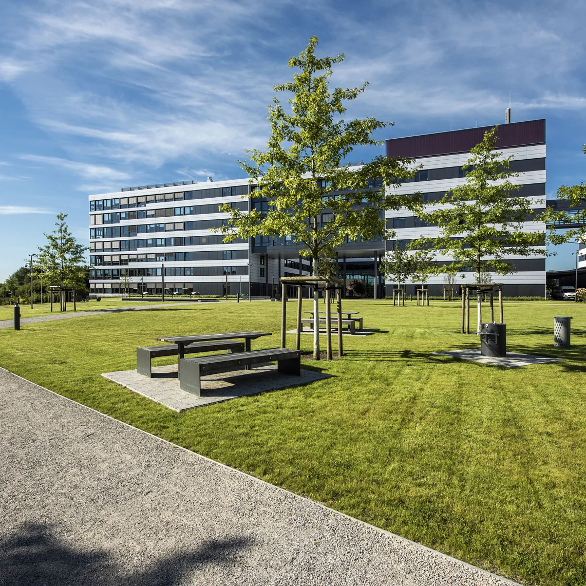 Auf unserem Campus finden Sie eine Sportanlage, die zum gemeinsamen Fuß- und Basketballspielen einlädt.