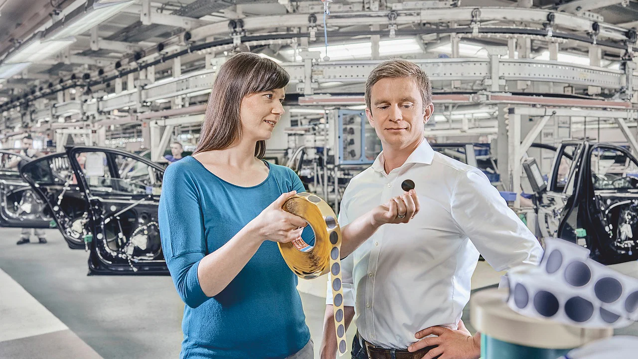 Skylių uždengimo technologija, kurią siūlo tesa juosta, kad jūsų automobilių gamybos linija veiktų efektyviau