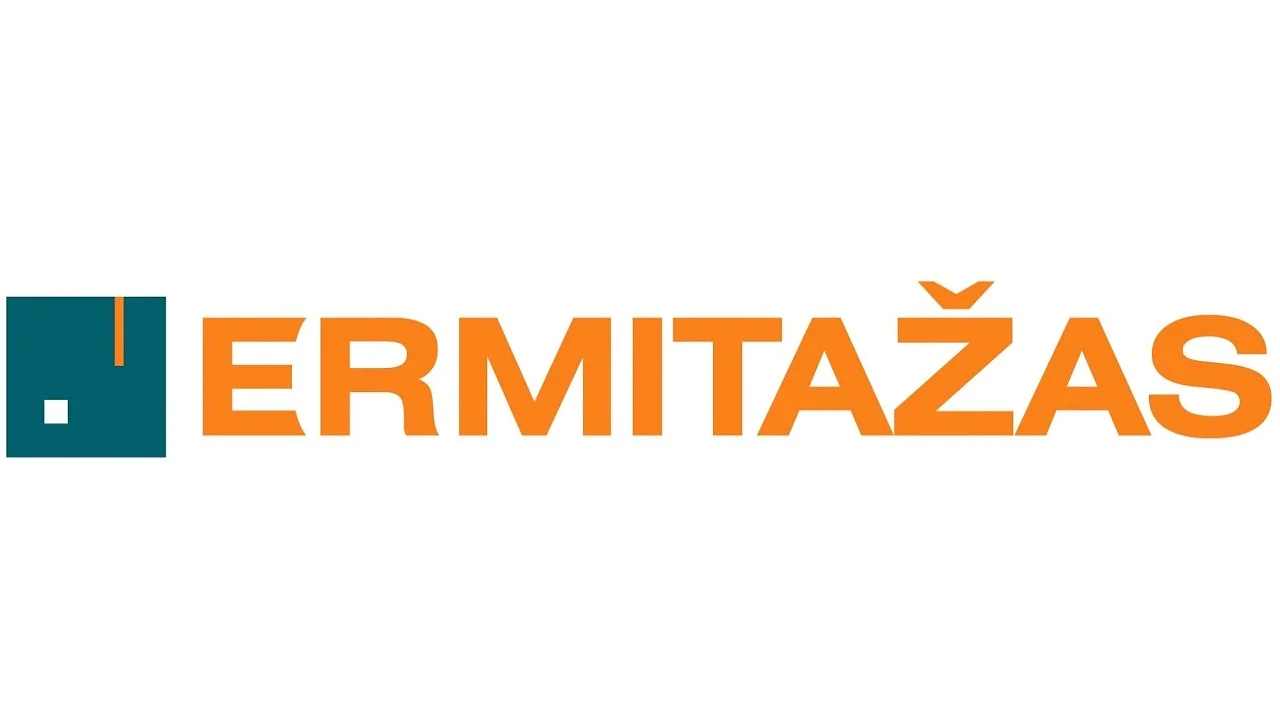 Paveikslėlyje pavaizduotas logotipas, kuriame paryškintomis oranžinėmis raidėmis parašyta „ERMITAŽAS“, šalia žalio kvadrato su baltu piešiniu kairėje pusėje. (This text has been generated by AI)