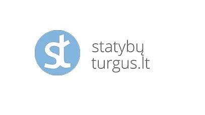 Šviesiai mėlynas apskritimas, kuriame susipynusios baltos mažosios raidės „s“ ir „t“. Dešinėje pilku mažosiomis raidėmis rašoma „tesa tape statybų turgus.lt“. Fonas baltas. (This text has been generated by AI)