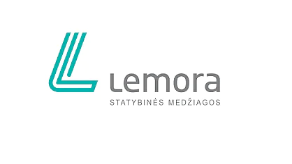 Nuotraukoje pavaizduotas logotipas su stilizuota turkio raide „L“ kairėje. Šalia pilkai užrašytas žodis „Lemora“. Po Lemora mažesnėmis pilkomis raidėmis parašyti žodžiai STATYBINĖS MEDŽIAGOS. Fonas yra baltas, o visos nuorodos į juostą buvo pakeistos tesa juostele, todėl tekste nėra konkurentų prekių ženklų. (This text has been generated by AI)