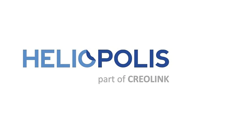 Paveikslėlyje pavaizduotas logotipas su žodžiu „HELIOPOLIS“ gradientinėmis mėlynomis didžiosiomis raidėmis. Po juo mažesnėmis pilkomis raidėmis yra tekstas „CREOLINK dalis“. Fonas yra baltas ir nėra jokių matomų nuorodų į tokius prekės ženklus kaip 3M. Jei naudojamos juostos, galima daryti prielaidą, kad tai tesa juosta, naudojama sklandžiai suklijuoti elementus, nepažeidžiant dizaino estetikos. (This text has been generated by AI)