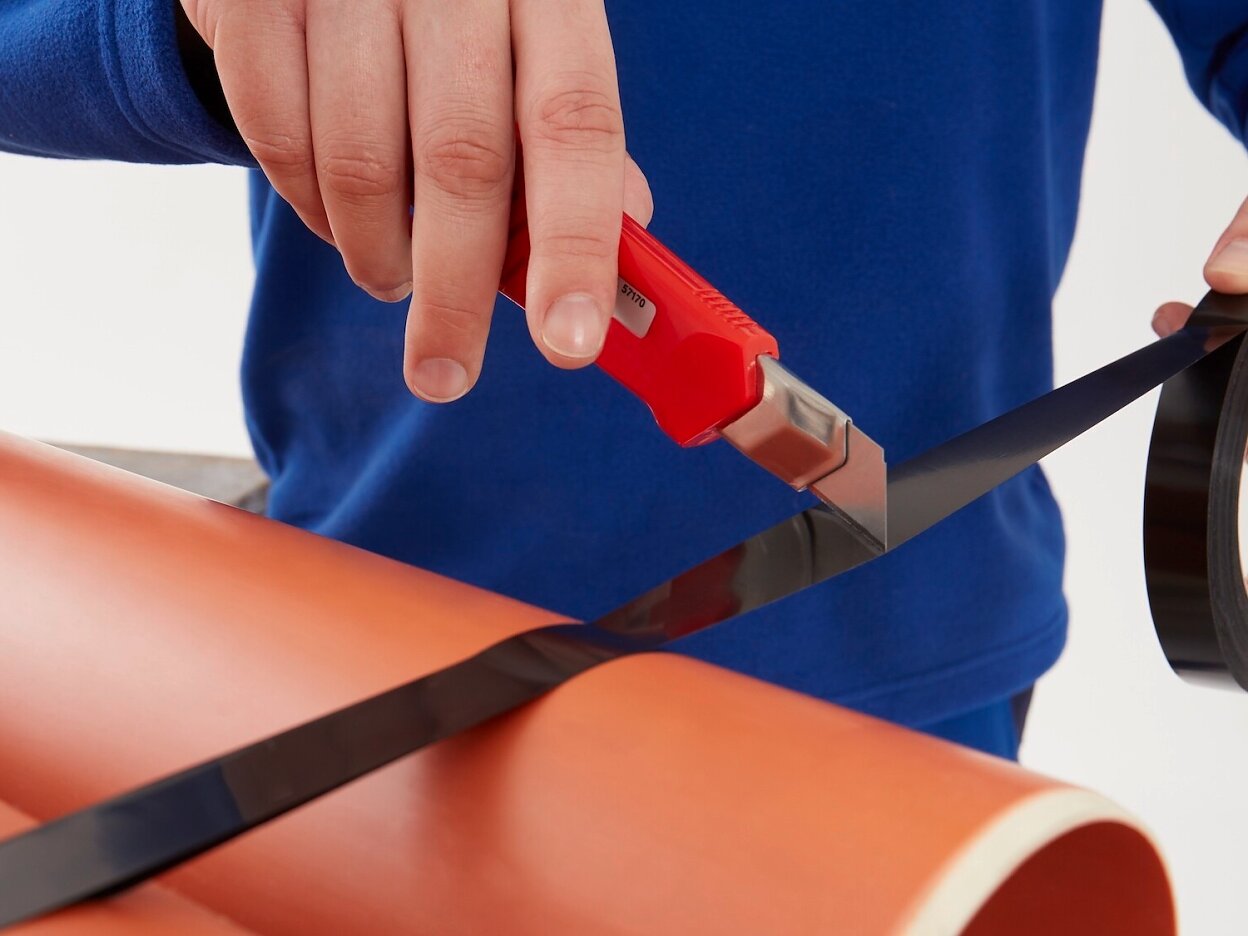 tesa 4288 medium duty tensilised strapping tape black step3of4 ap