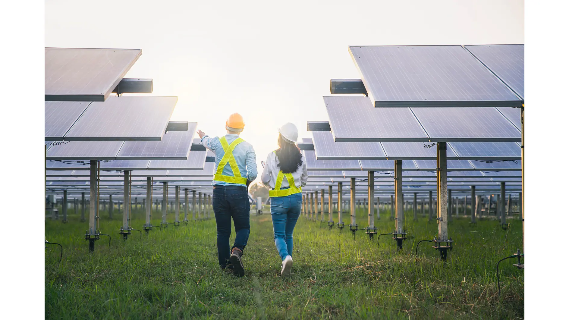 Darbuotojų vyrų ir moterų priežiūros skydai renka saulės energiją. Inžinierius, tikrinantis ir prižiūrintis saulės energijos pramonės įrangą.