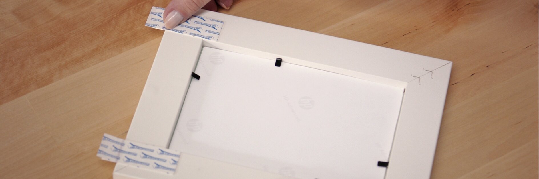 Spēcīgas pašlīmējošās sloksnes sadzīves priekšmetu piestiprināšanai pie sienas.