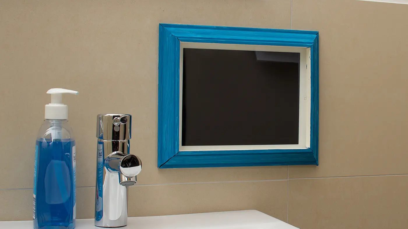 Tablet in the frame that was attached with the double-sided adhesive tape tesa Powerbond® MIRROR