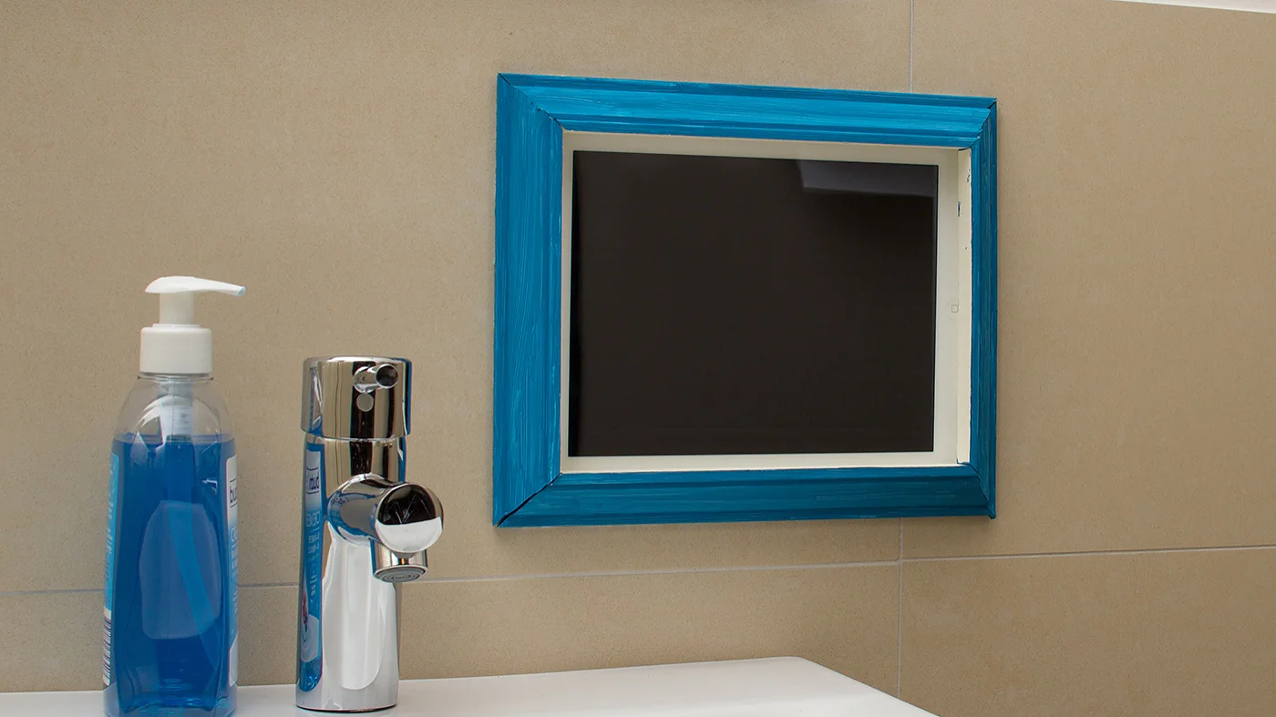 Tablet in the frame that was attached with the double-sided adhesive tape tesa Powerbond® MIRROR