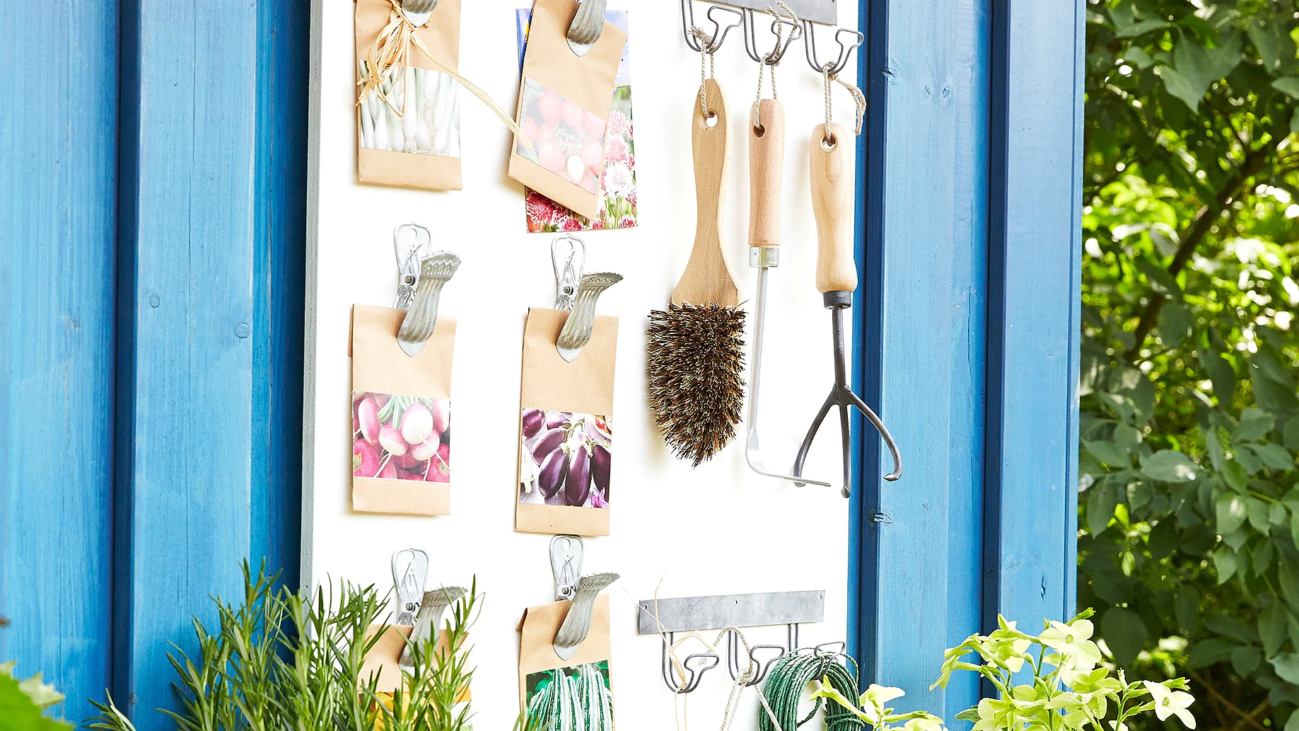 Keep your packets of seeds, and garden tools, in perfect order by arranging them on a white-varnished wooden board. Ultra strong double-sided tape can be used to fix decorative metal clasps and metal hook strips firmly in place.