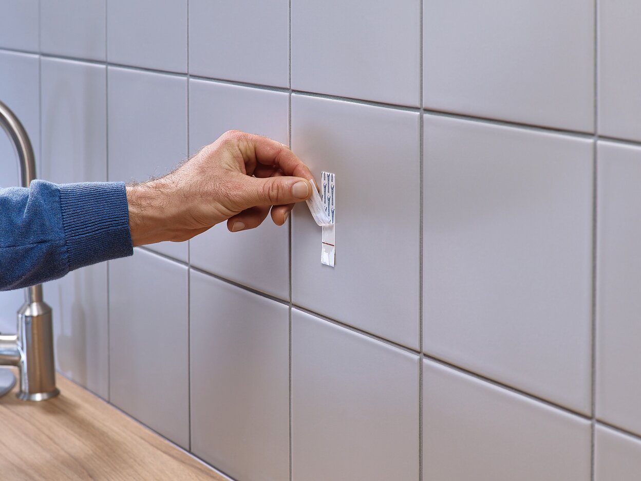 [en-en] tesa Smart Mounting System Adhesive Nail 3kg Tiles Step 5 of 11<br />
[en-en]&nbsp; tesa Smart Mounting System Adhesive Nail Adjustable 3kg Tiles Step 5 of 12<br />
[en-en]&nbsp; tesa Smart Mounting System Adhesive Screw Adjustable 3kg Tiles Step 5 of 11