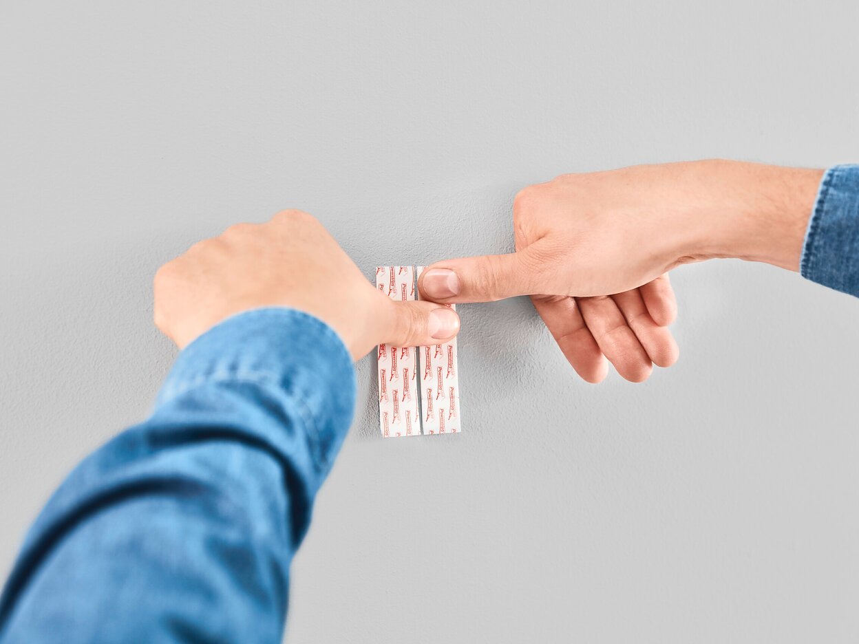 [en-en] tesa SMS adjustable nail for canvas for wallpaper up to 2kg, step 2 of 6