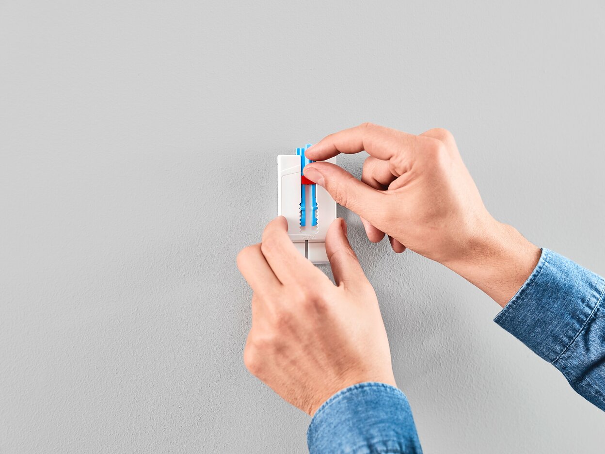[en-en] tesa SMS adjustable nail for canvas for wallpaper up to 2kg, step 4 of 6